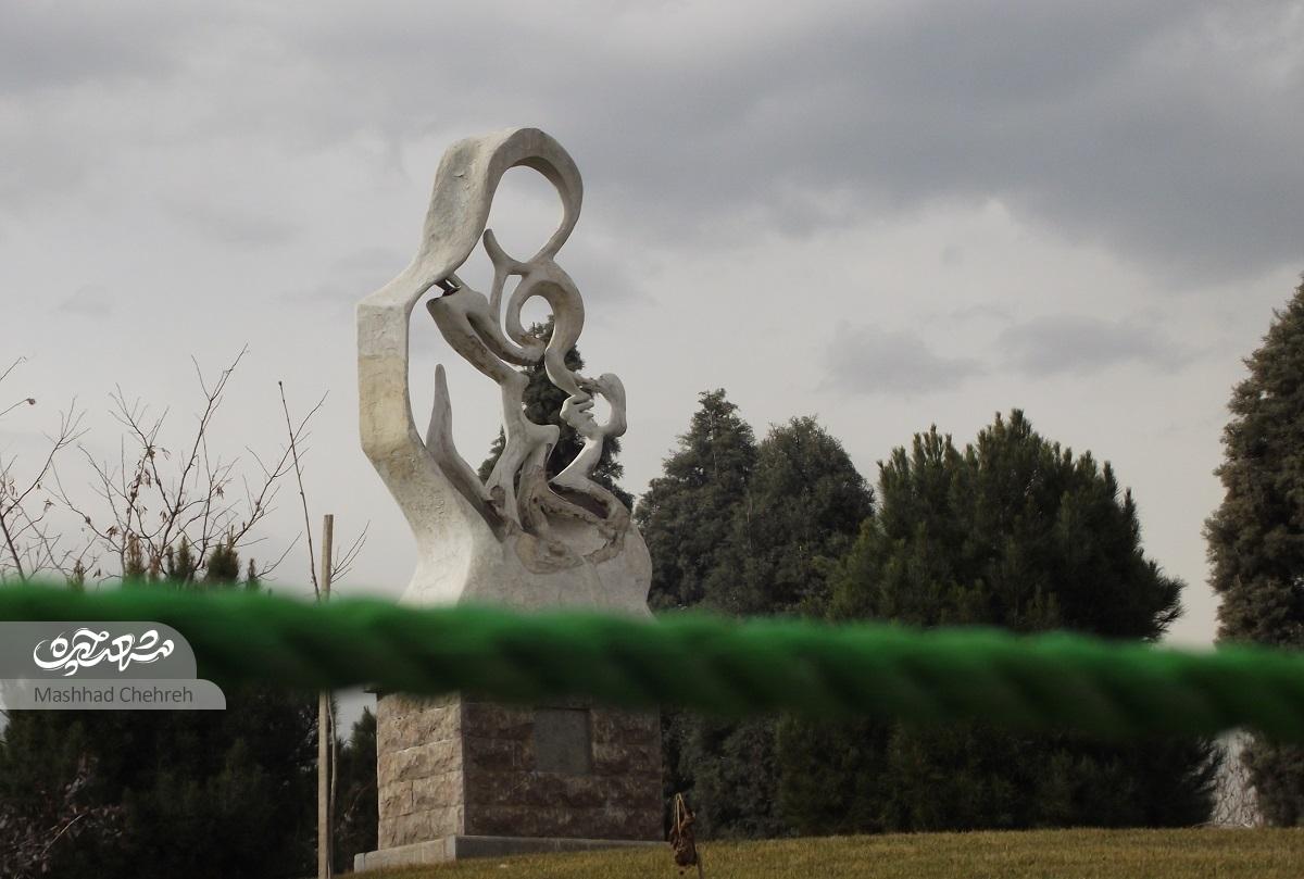 ماکت هواپیما در قاسم آباد اثر هنری «عباسعلی رئیسالذاکرین» است ماکت هواپیما در قاسم آباد اثر هنری «عباسعلی رئیسالذاکرین» است