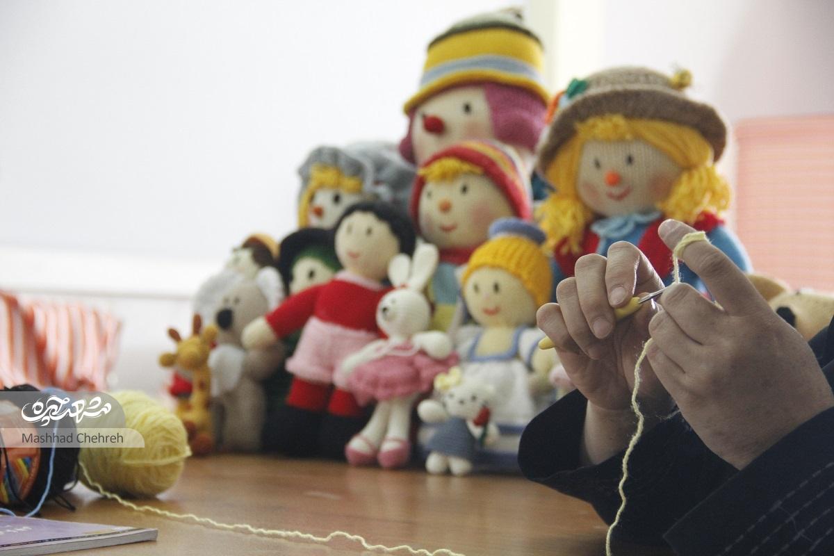 داستان زندگی و عروسکهای مریم حلم زاده که ۴۳ سال است روی تخت زندگی کرد داستان زندگی و عروسکهای مریم حلم زاده که ۴۳ سال است روی تخت زندگی کرد