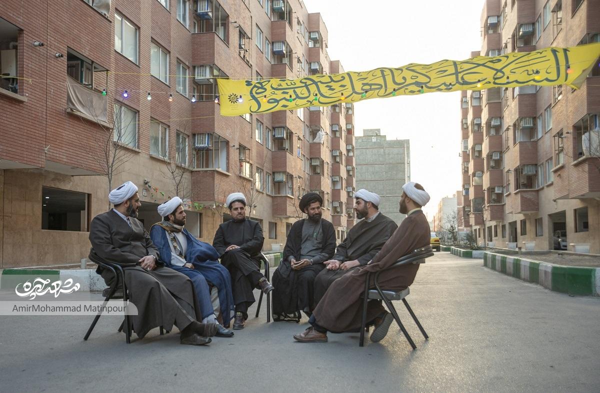 باید در دل مردم روشنگری کنیم، نه در گوششان