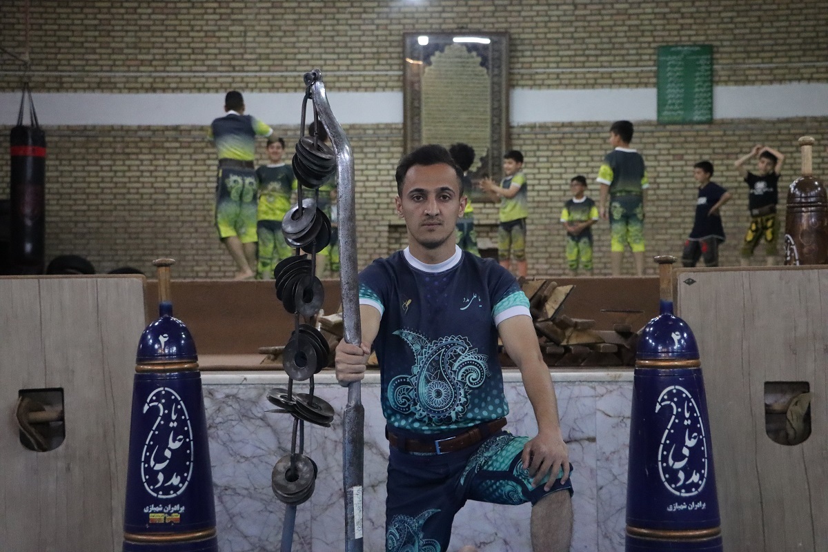 داوود افروز که مربی زورخانه شهید احمدی است برای ارتقای ورزش نوجوانان محله تلاش میکند داوود افروز که مربی زورخانه شهید احمدی است برای ارتقای ورزش نوجوانان محله تلاش میکند