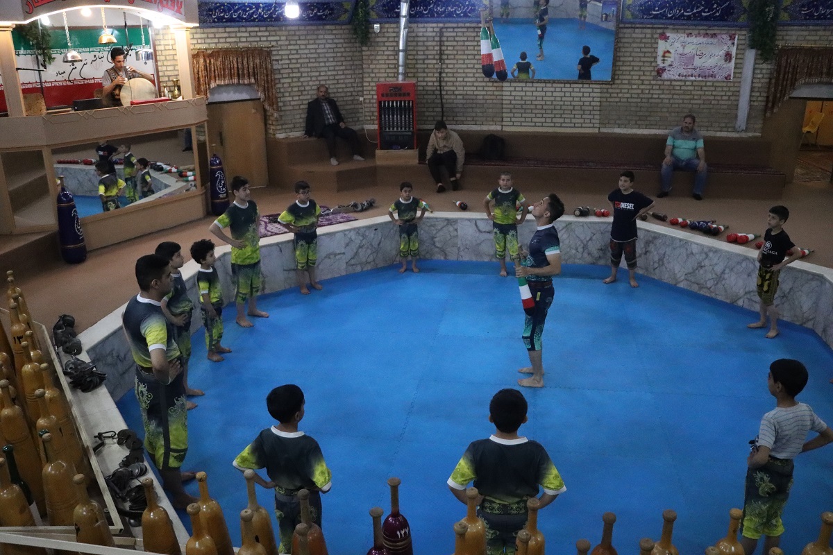 داوود افروز که مربی زورخانه شهید احمدی است برای ارتقای ورزش نوجوانان محله تلاش میکند داوود افروز که مربی زورخانه شهید احمدی است برای ارتقای ورزش نوجوانان محله تلاش میکند