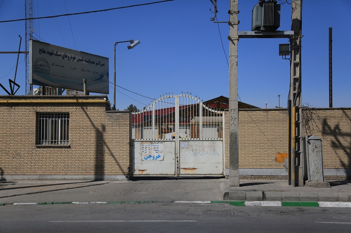 خیابان نیازمند تابلو در محله گلشور