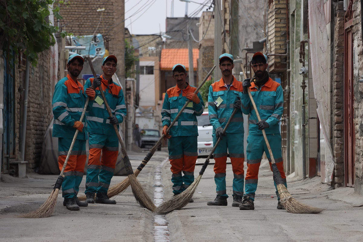 روایتی از زندگی برادران دستواره که شبها خیابانها را جارو میزنند و روزها با هنر سر میکنند روایتی از زندگی برادران دستواره که شبها خیابانها را جارو میزنند و روزها با هنر سر میکنند