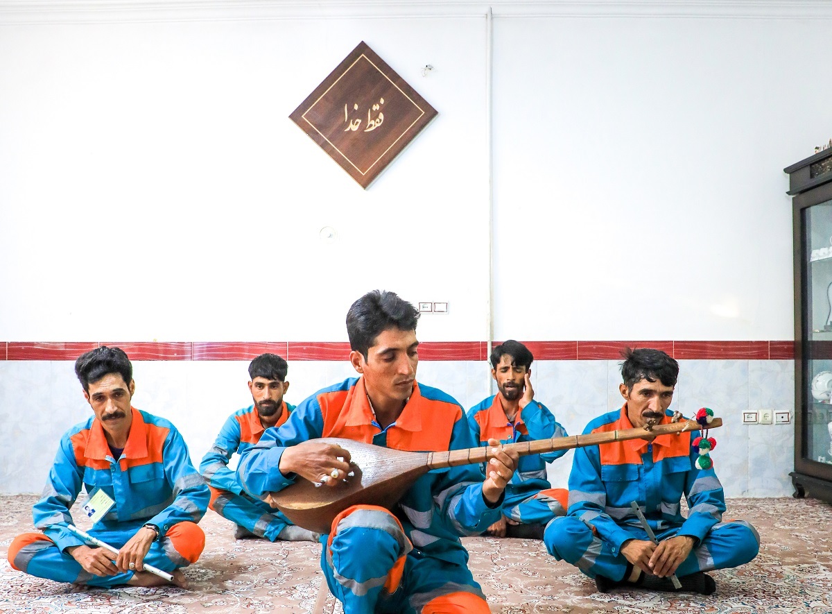 روایتی از هنر موسیقیایی برادران پاکبان که شبها خیابانها را جارو میزنند روایتی از هنر موسیقیایی برادران پاکبان که شبها خیابانها را جارو میزنند