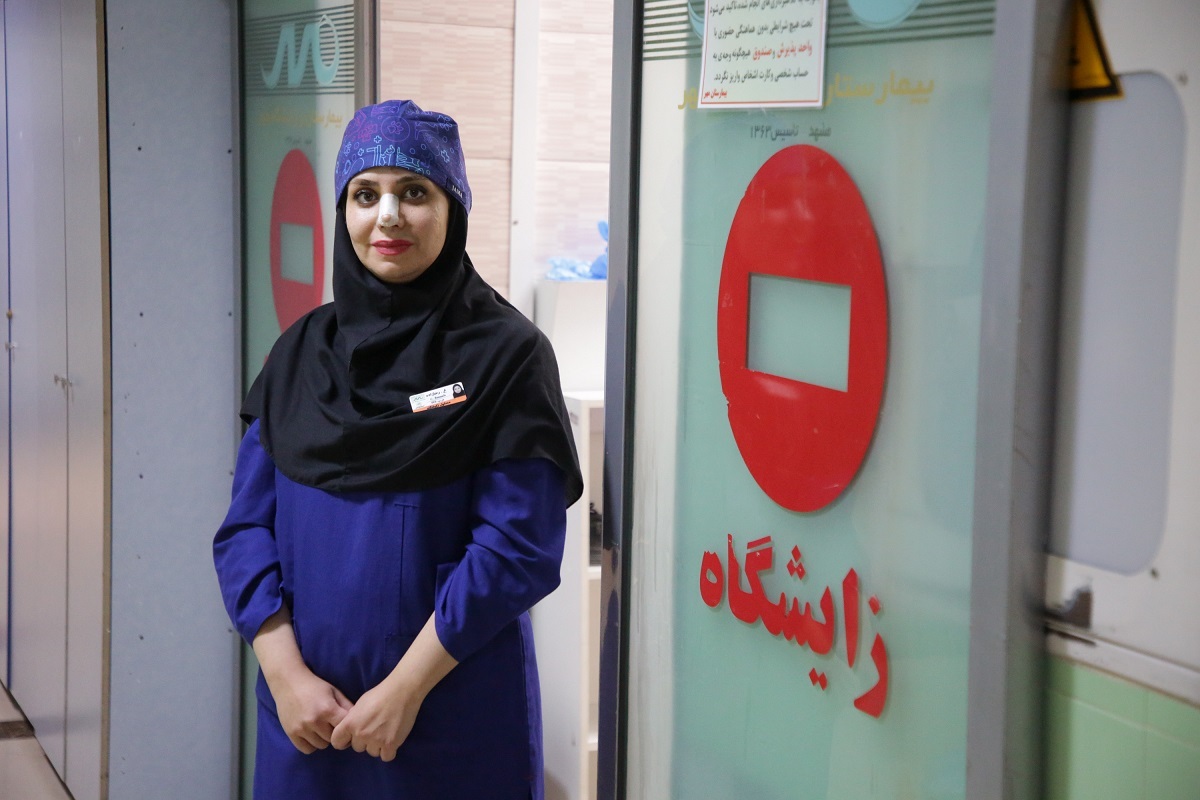 غزاله رضازاده، مامامسئول بیمارستان مهر، تا کنون به تولد ۳۵۰ نوزاد کمک کرده است