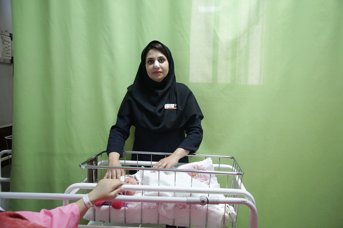 غزاله رضازاده، مامامسئول بیمارستان مهر، تا کنون به تولد ۳۵۰ نوزاد کمک کرده است