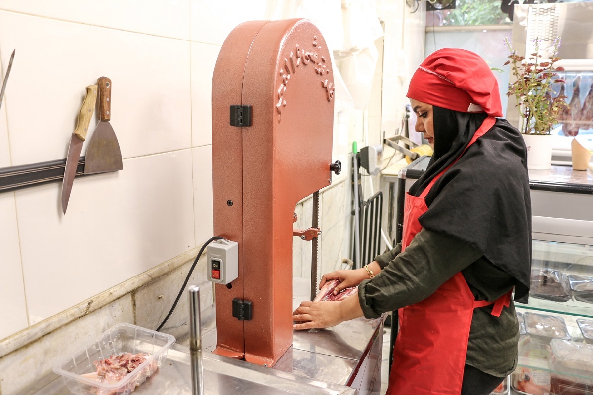 ساطوری کردن گوشت در مغازه «خانوم قصاب» ساطوری کردن گوشت در مغازه «خانوم قصاب»