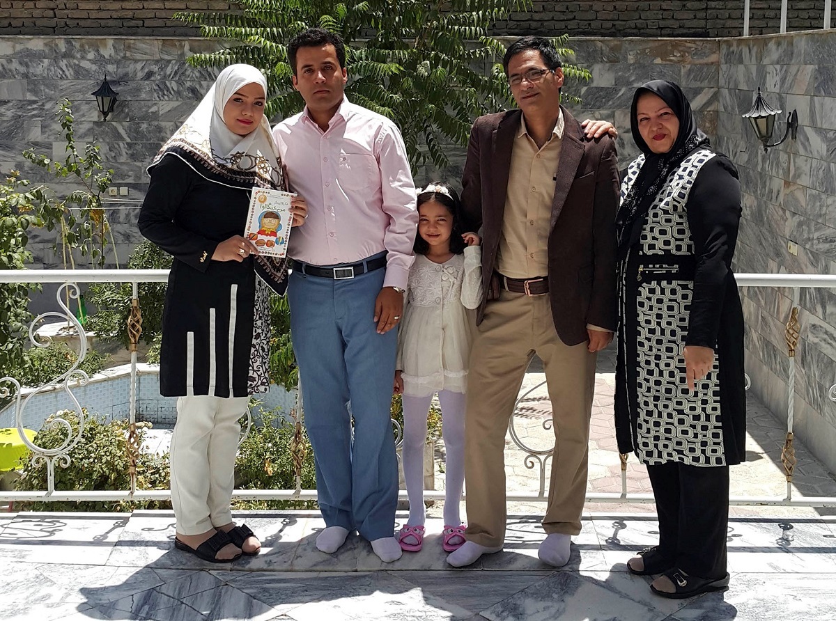 همه افراد خانواده ۴ نفره «گلی» نویسنده هستند