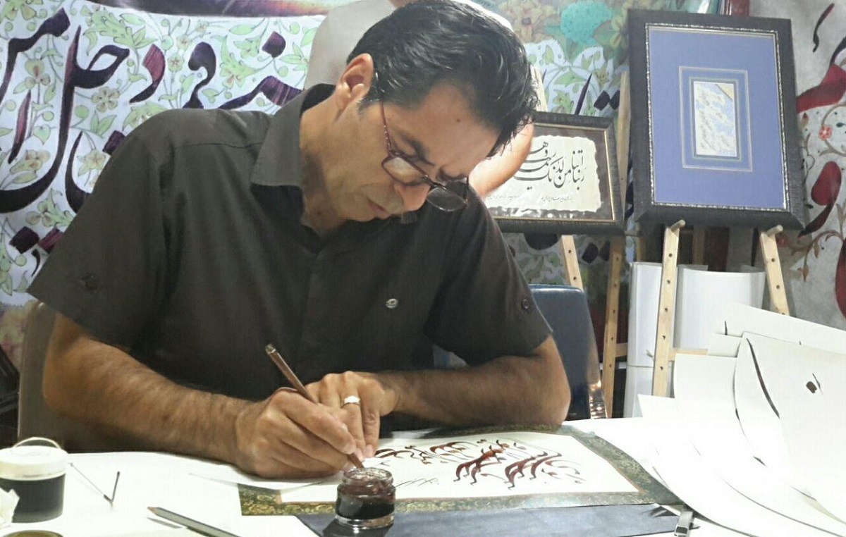 معلم ورزشی که مدرک فوق ممتاز خوشنویسی در خط نستعلیق دارد