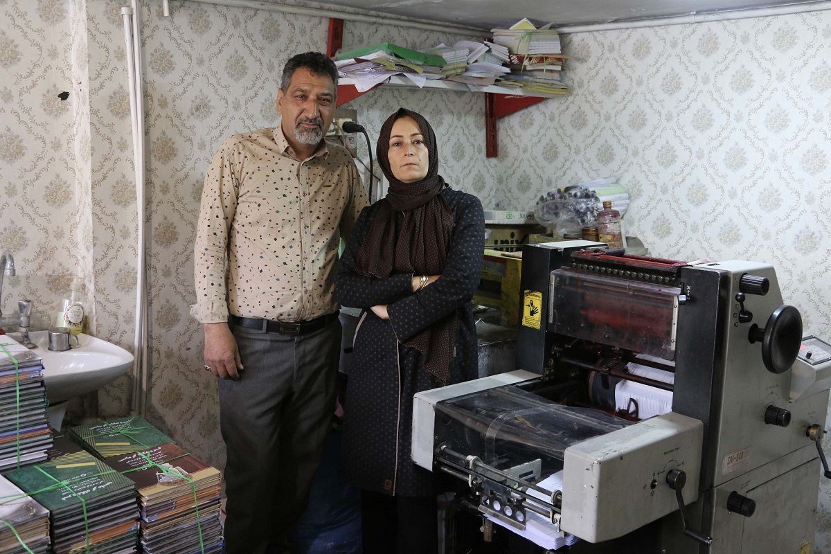 صحافی که قرآن را برای سالمندان رایگان صحافی میکند صحافی که قرآن را برای سالمندان رایگان صحافی میکند