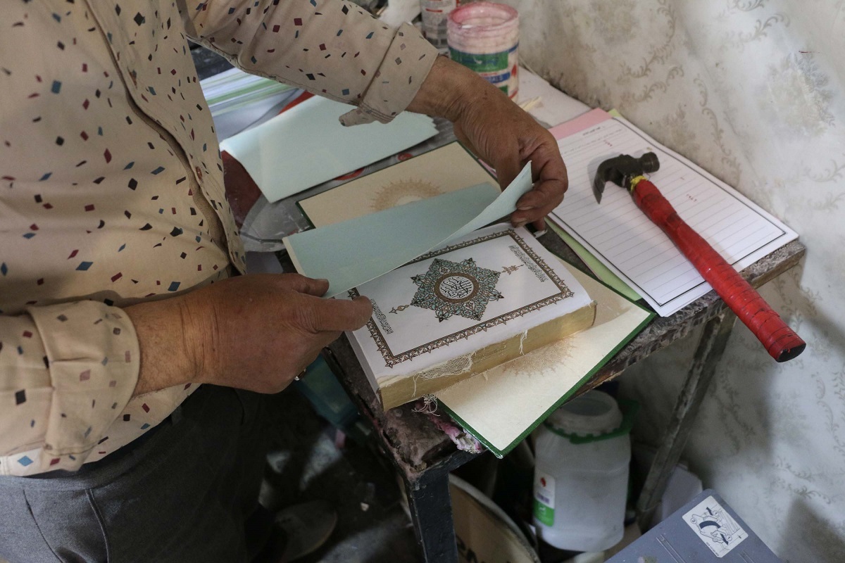 صحافی که قرآن را برای سالمندان رایگان صحافی میکند صحافی که قرآن را برای سالمندان رایگان صحافی میکند