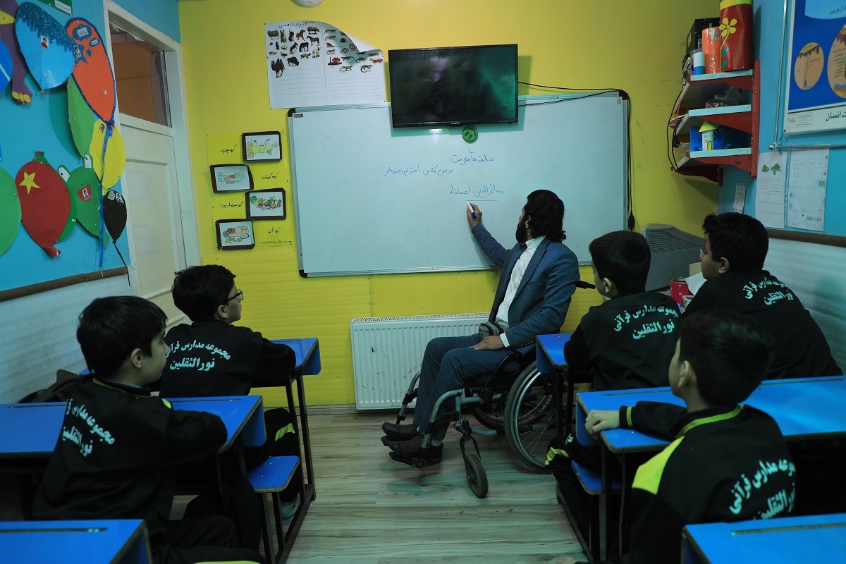 معلم مشهدی ۸‌سال پیش قطع‌نخاع شد؛ اما به عشق مدرسه و دانش‌آموزان خانه‌نشین نشد