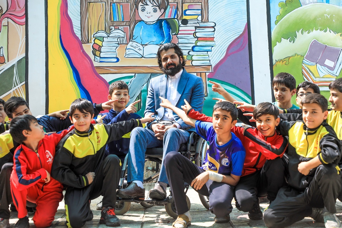 معلم مشهدی ۸‌سال پیش قطع‌نخاع شد؛ اما به عشق مدرسه و دانش‌آموزان خانه‌نشین نشد