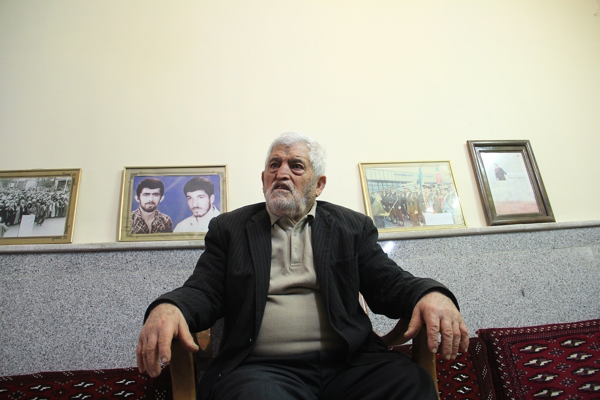 روایت گلابپاشی فضل الله در روزهای راهپیمایی و تشیع جنازه گلاب روایت گلابپاشی فضل الله در روزهای راهپیمایی و تشیع جنازه گلاب