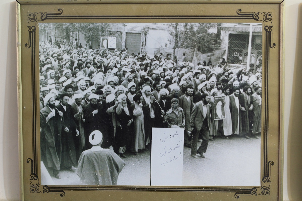 روایت گلابپاشی فضل الله در روزهای راهپیمایی و تشیع جنازه گلاب روایت گلابپاشی فضل الله در روزهای راهپیمایی و تشیع جنازه گلاب