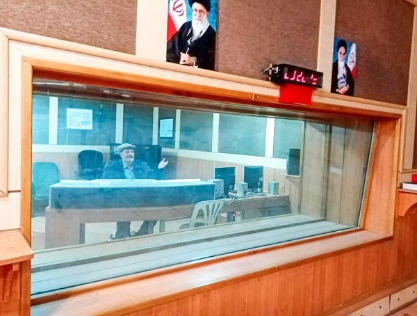 صدای تهیه‌کننده برنامه ۴۰ ساله رادیو خراسان را از محله سرافرازان می‌شنوید