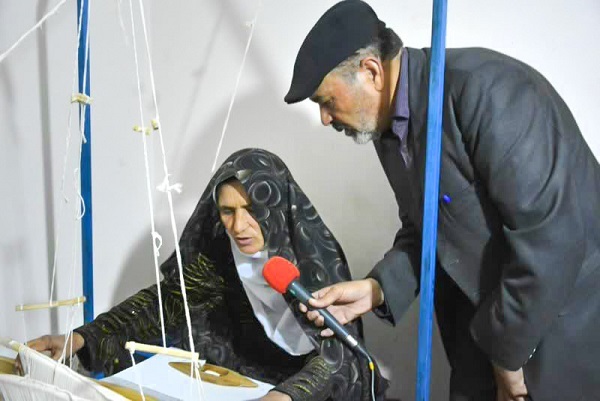 صدای تهیه‌کننده برنامه ۴۰ ساله رادیو خراسان را از محله سرافرازان می‌شنوید