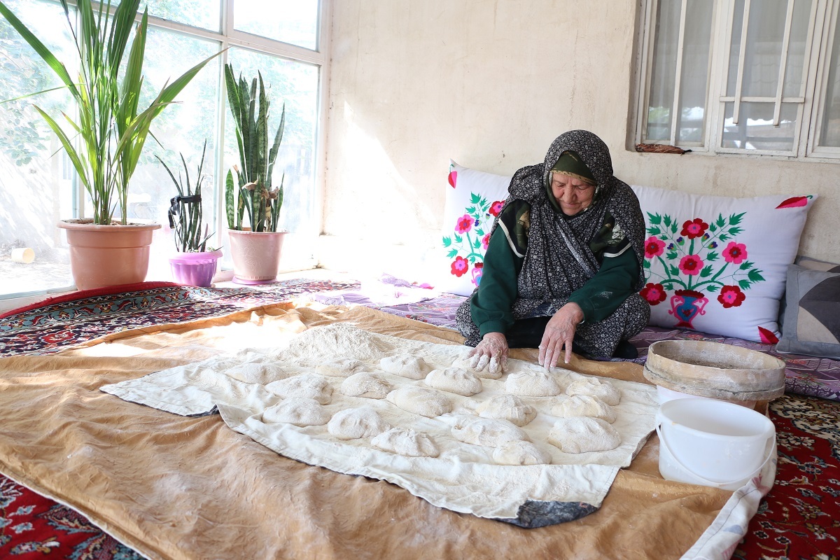 تنور داغ نانهای خانگی در توس تنور داغ نانهای خانگی در توس