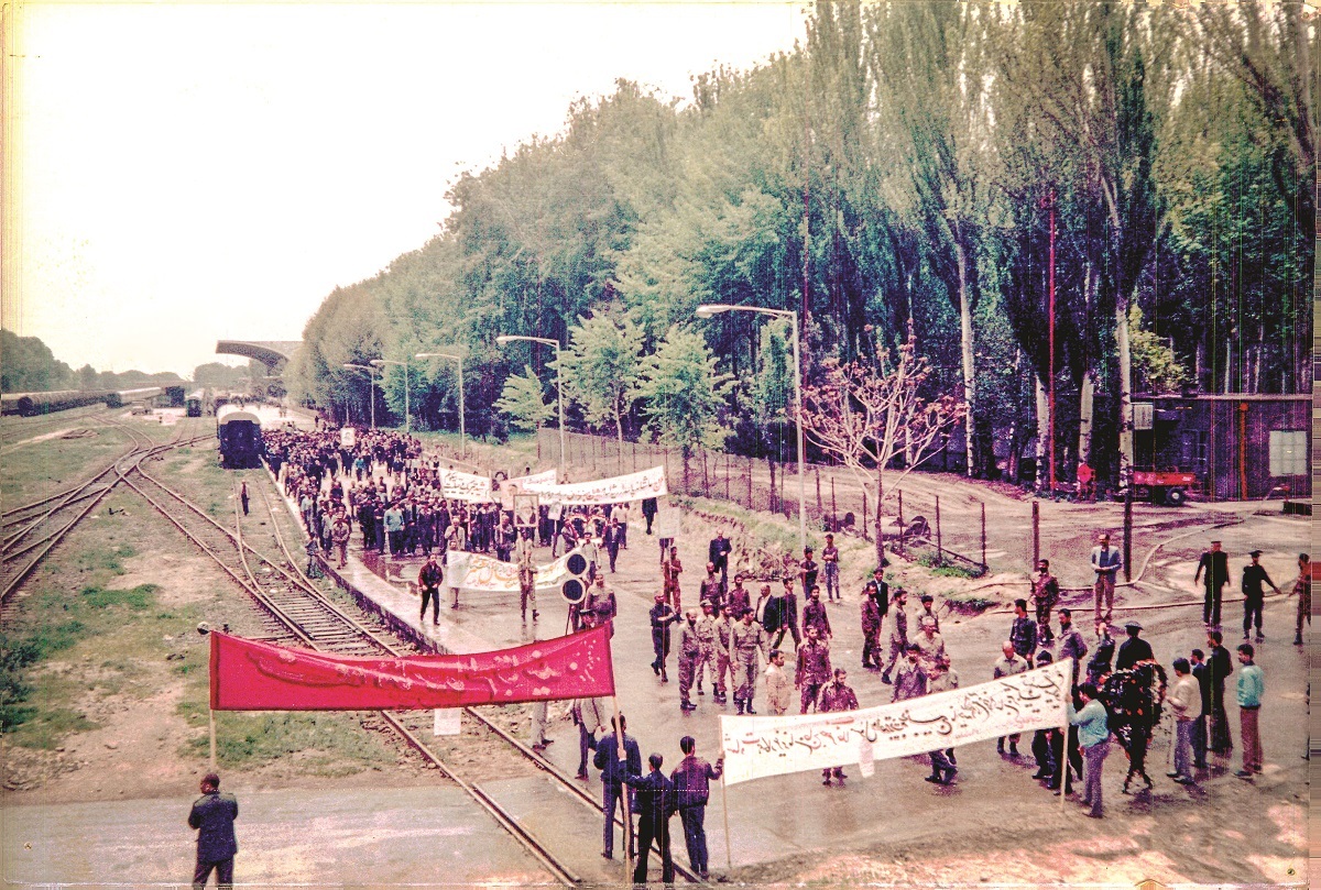 حال و هوای راه آهن مشهد در روزهای جنگ حال و هوای راه آهن مشهد در روزهای جنگ