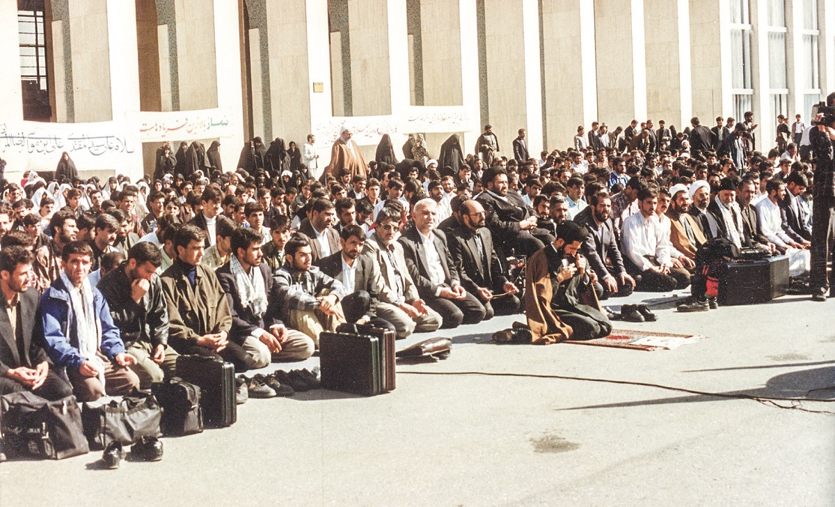 حال و هوای راه آهن مشهد در روزهای جنگ حال و هوای راه آهن مشهد در روزهای جنگ