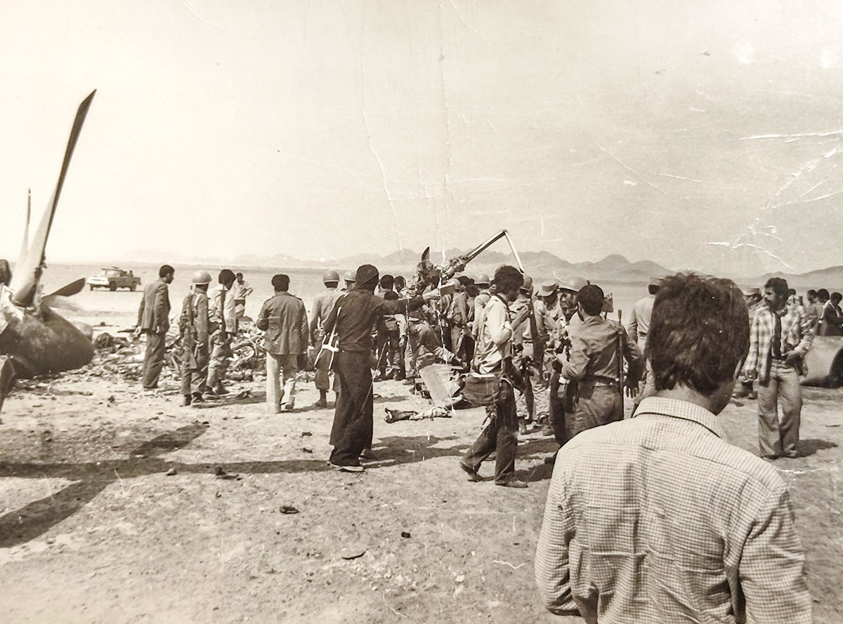 راوی طوفان شن که بسیاری از عکسهای حادثه صحرای طبس را با دوربینش ثبت کرده است راوی طوفان شن که بسیاری از عکسهای حادثه صحرای طبس را با دوربینش ثبت کرده است