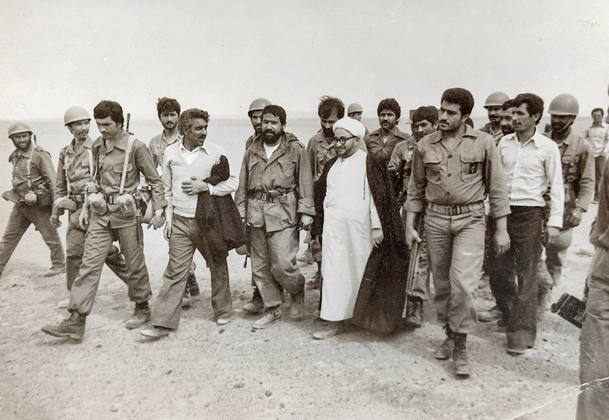 راوی طوفان شن که بسیاری از عکسهای حادثه صحرای طبس را با دوربینش ثبت کرده است راوی طوفان شن که بسیاری از عکسهای حادثه صحرای طبس را با دوربینش ثبت کرده است