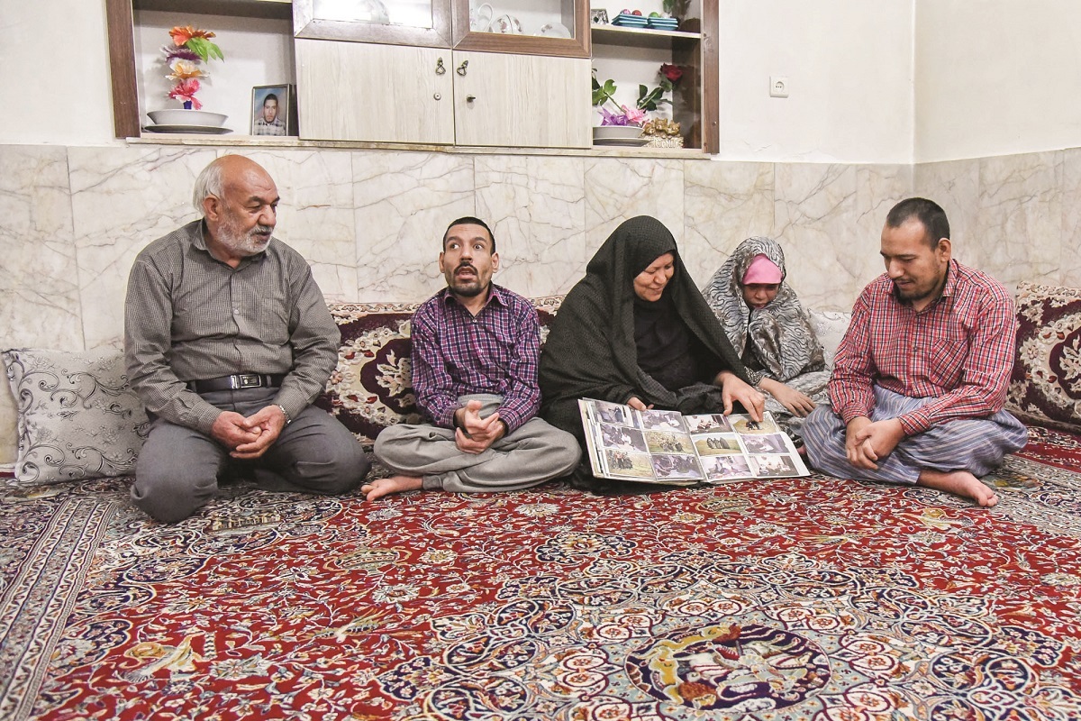 مهربانی مادر مهرآبادی برای ۳ فرزند معلولش مهربانی مادر مهرآبادی برای ۳ فرزند معلولش