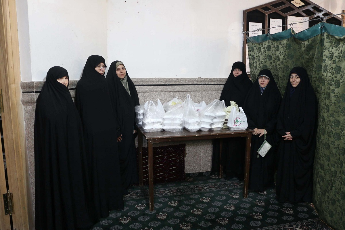 بانوان محله آب و برق در چهارشنبههای زیارتی به نیت کمک به نیازمندان بیشتر غذا میپزند بانوان محله آب و برق در چهارشنبههای زیارتی به نیت کمک به نیازمندان بیشتر غذا میپزند