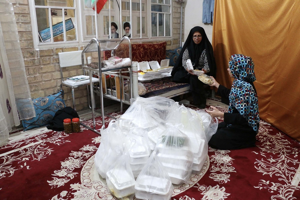 بانوان محله آب و برق در چهارشنبههای زیارتی به نیت کمک به نیازمندان بیشتر غذا میپزند بانوان محله آب و برق در چهارشنبههای زیارتی به نیت کمک به نیازمندان بیشتر غذا میپزند