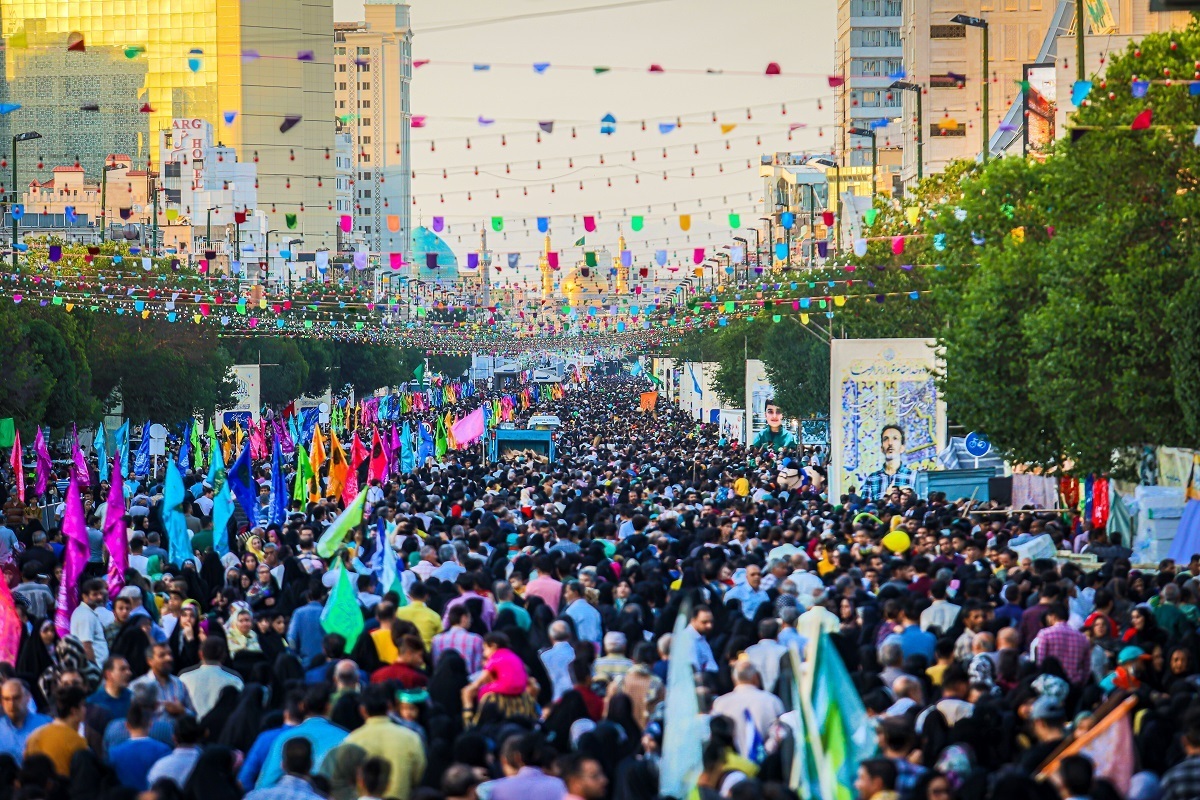 جشن خیابانی مردم مشهد در شب میلاد امام رضا(ع)