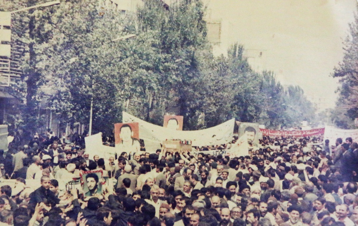 تنها در اتاق ۵۰ متری تنها در اتاق ۵۰ متری