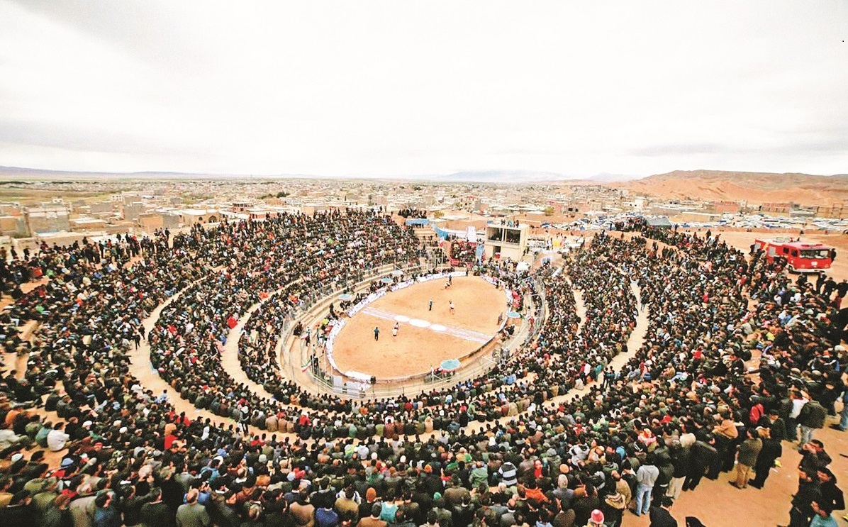 کشاورز و دامدار محله مهدی آباد ۴۰ سال است توی گود چوخه مقابل حریف مردانه ایستاده