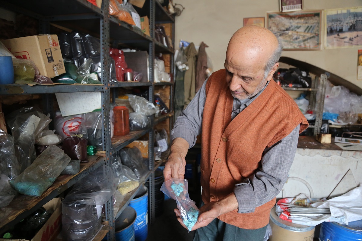 پیرمرد رنگ‌فروش بازار عباسقلی‌خان هنوز با خط سیاق حساب مشتریانش را می‌نویسد