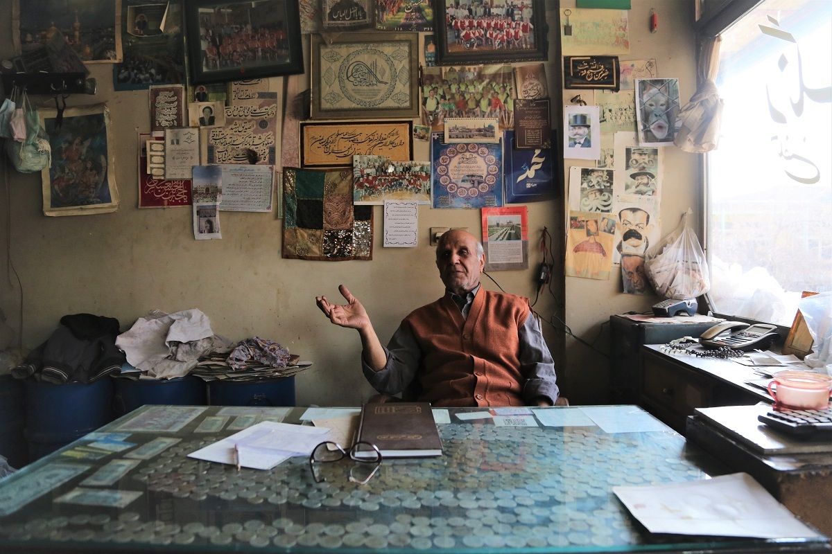 رنگ‌فروشی در بازار عباسقلی‌خان با خط سیاق