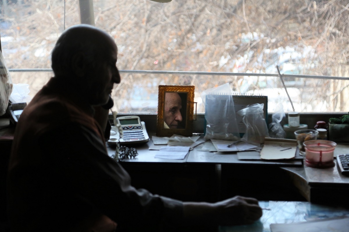 رنگ‌فروشی در بازار عباسقلی‌خان با خط سیاق