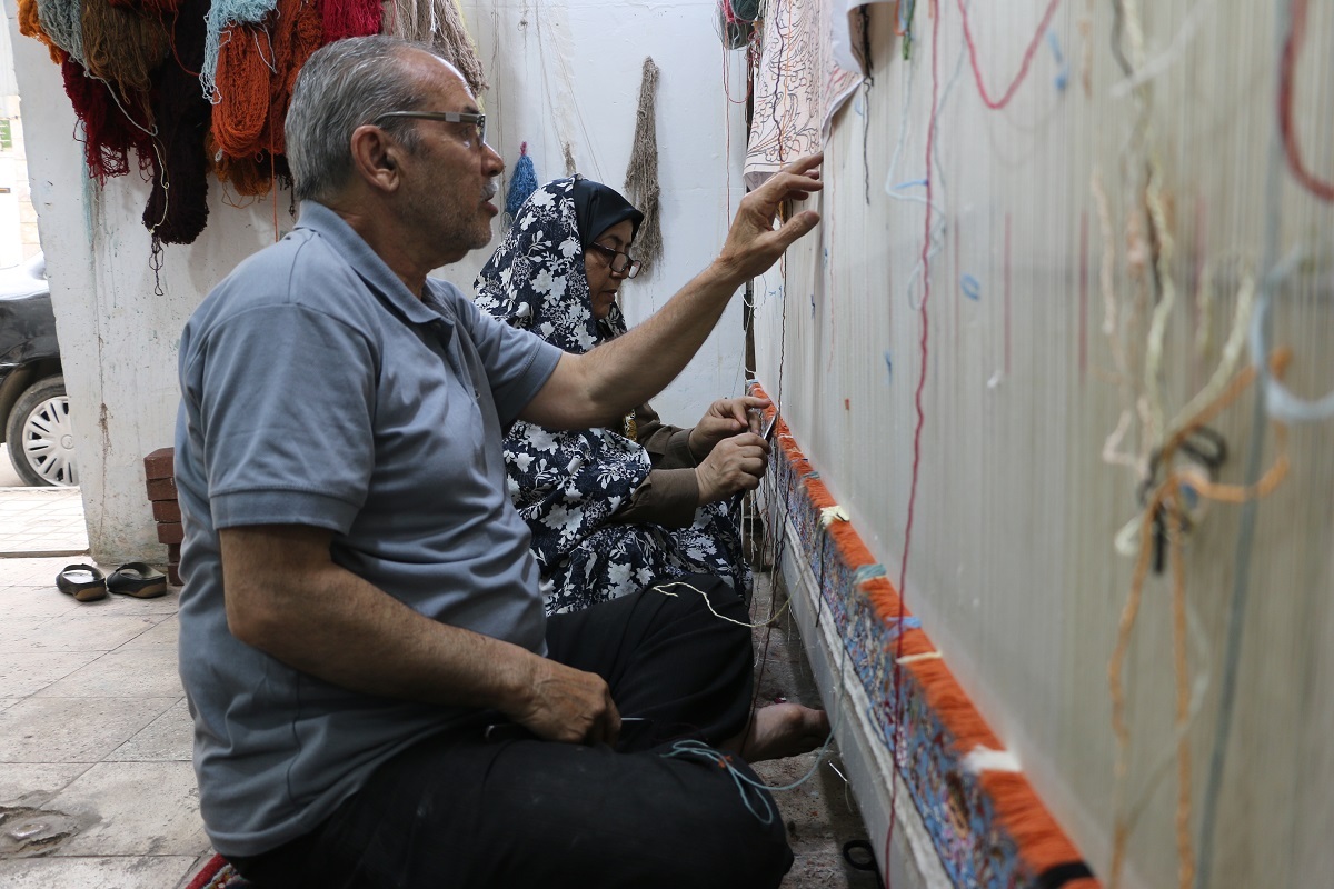 مرور خاطرات کهنه یکی از بازماندههای قالیبافی کوچه ادیب صابر مرور خاطرات کهنه یکی از بازماندههای قالیبافی کوچه ادیب صابر