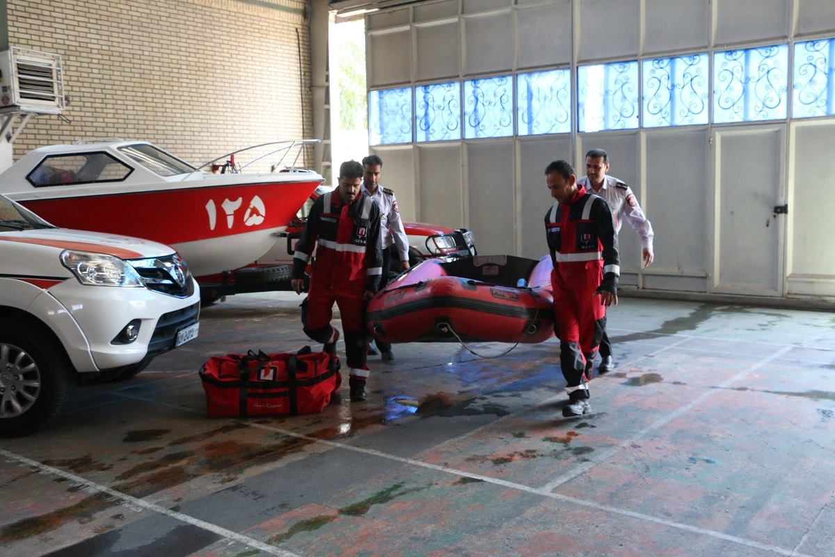 نیم روز حضور در ایستگاه ۲۳ آتش نشانی مشهد که نیروهایش، عملیاتهای تخصصی را اجرا میکنند نیم روز حضور در ایستگاه ۲۳ آتش نشانی مشهد که نیروهایش، عملیاتهای تخصصی را اجرا میکنند