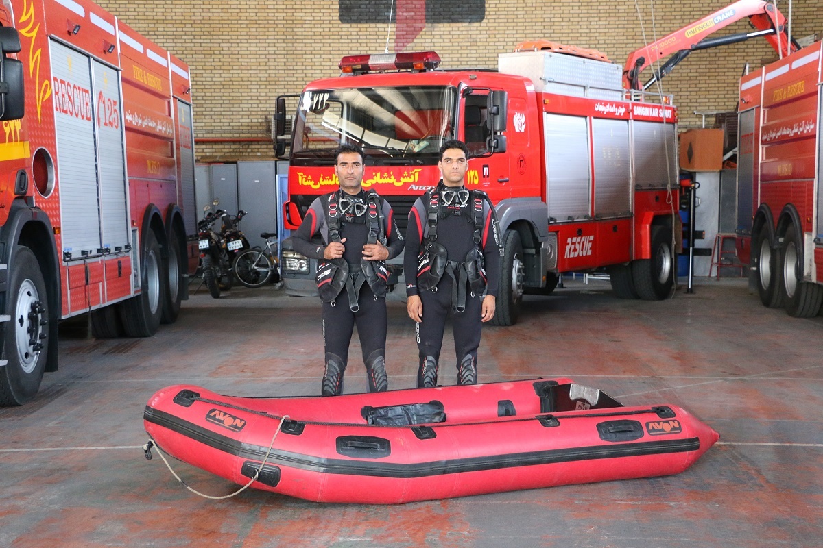 نیم روز حضور در ایستگاه ۲۳ آتش نشانی مشهد که نیروهایش، عملیاتهای تخصصی را اجرا میکنند نیم روز حضور در ایستگاه ۲۳ آتش نشانی مشهد که نیروهایش، عملیاتهای تخصصی را اجرا میکنند