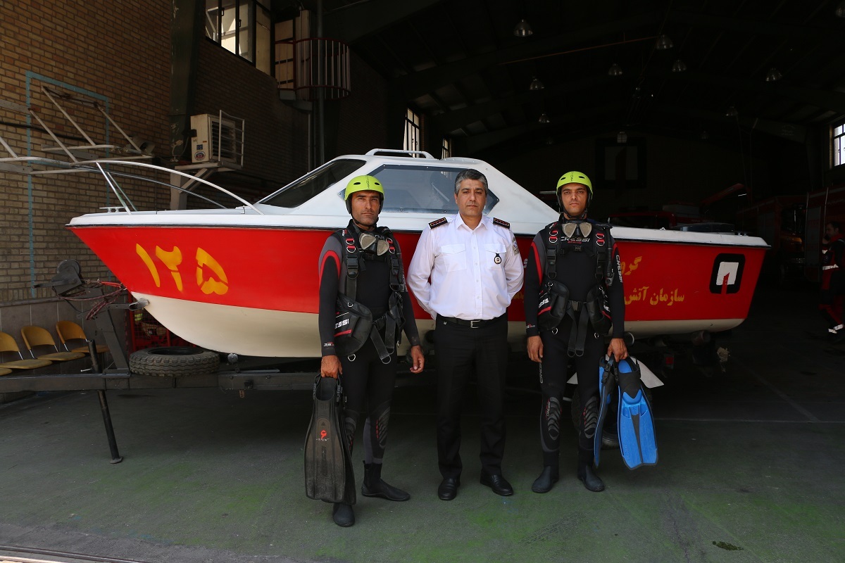 نیم روز حضور در ایستگاه ۲۳ آتش نشانی مشهد که نیروهایش، عملیاتهای تخصصی را اجرا میکنند نیم روز حضور در ایستگاه ۲۳ آتش نشانی مشهد که نیروهایش، عملیاتهای تخصصی را اجرا میکنند