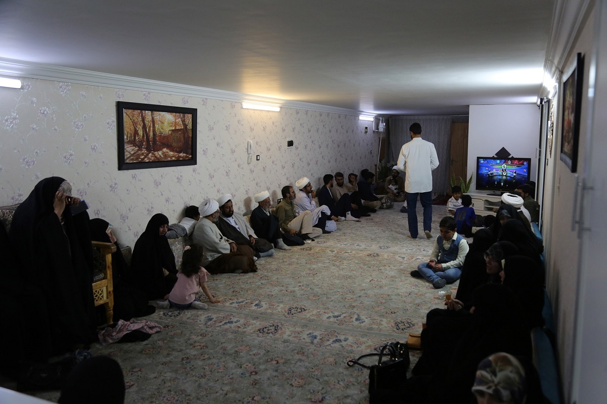 بیشتر اعضای خانواده ۸۵ نفره ایزدی با الگوگرفتن از پدر، طلبگی را انتخاب کردهاند بیشتر اعضای خانواده ۸۵ نفره ایزدی با الگوگرفتن از پدر، طلبگی را انتخاب کردهاند