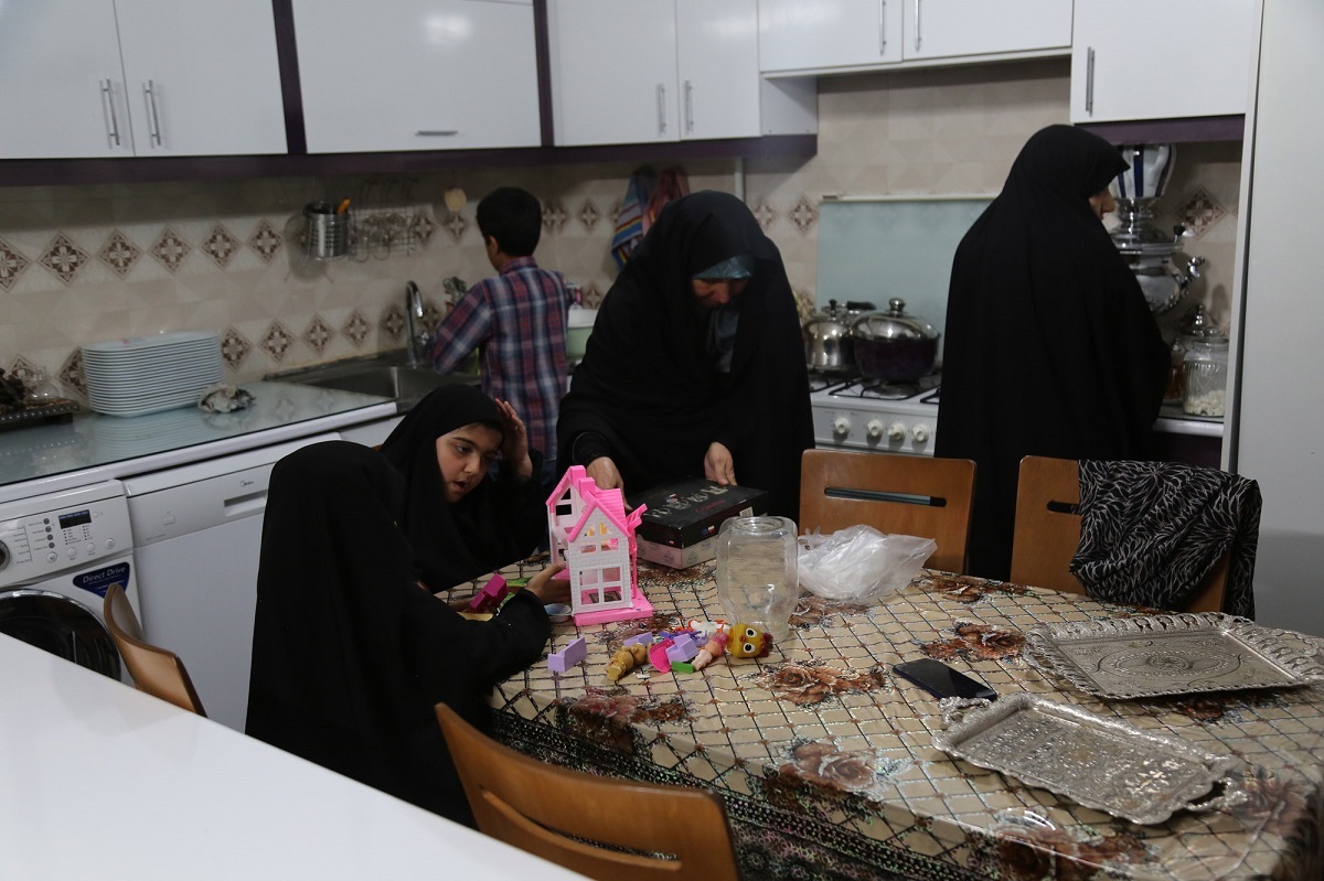 بیشتر اعضای خانواده ۸۵ نفره ایزدی با الگوگرفتن از پدر، طلبگی را انتخاب کردهاند بیشتر اعضای خانواده ۸۵ نفره ایزدی با الگوگرفتن از پدر، طلبگی را انتخاب کردهاند