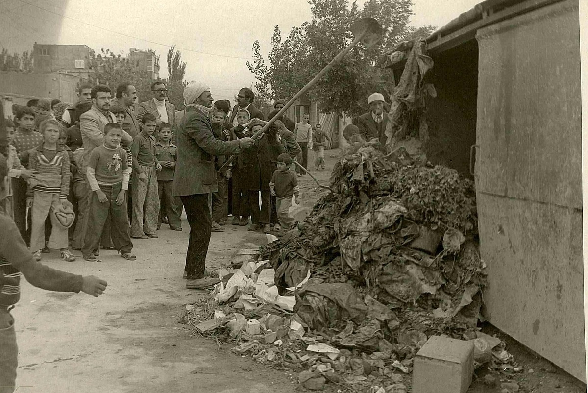 روایتی از نصب سطل زباله در معابر عمومی و جمعآوری پسماندهای خانگی در مشهد یک قرن پیش روایتی از نصب سطل زباله در معابر عمومی و جمعآوری پسماندهای خانگی در مشهد یک قرن پیش