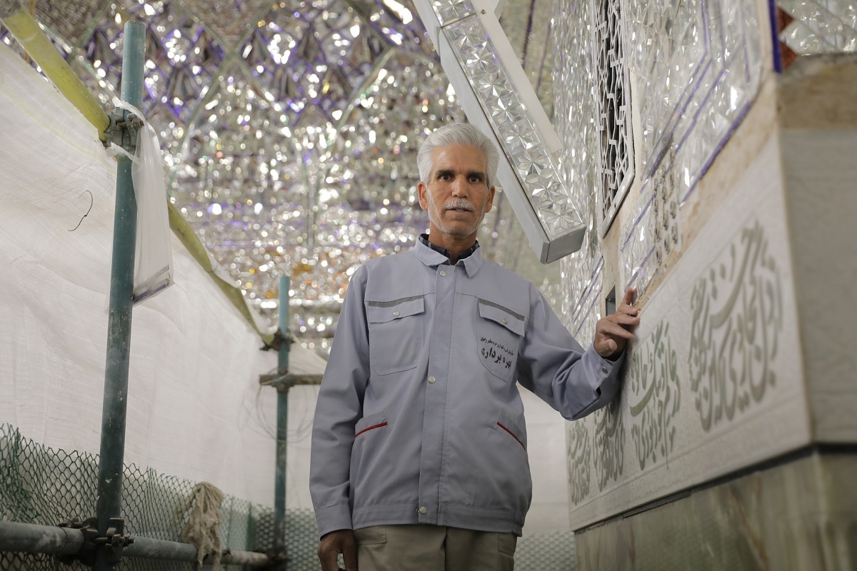 معمار داخل ضریح امام رضا (ع) از سالهای حضور در بارگاه رضوی میگوید معمار داخل ضریح امام رضا (ع) از سالهای حضور در بارگاه رضوی میگوید