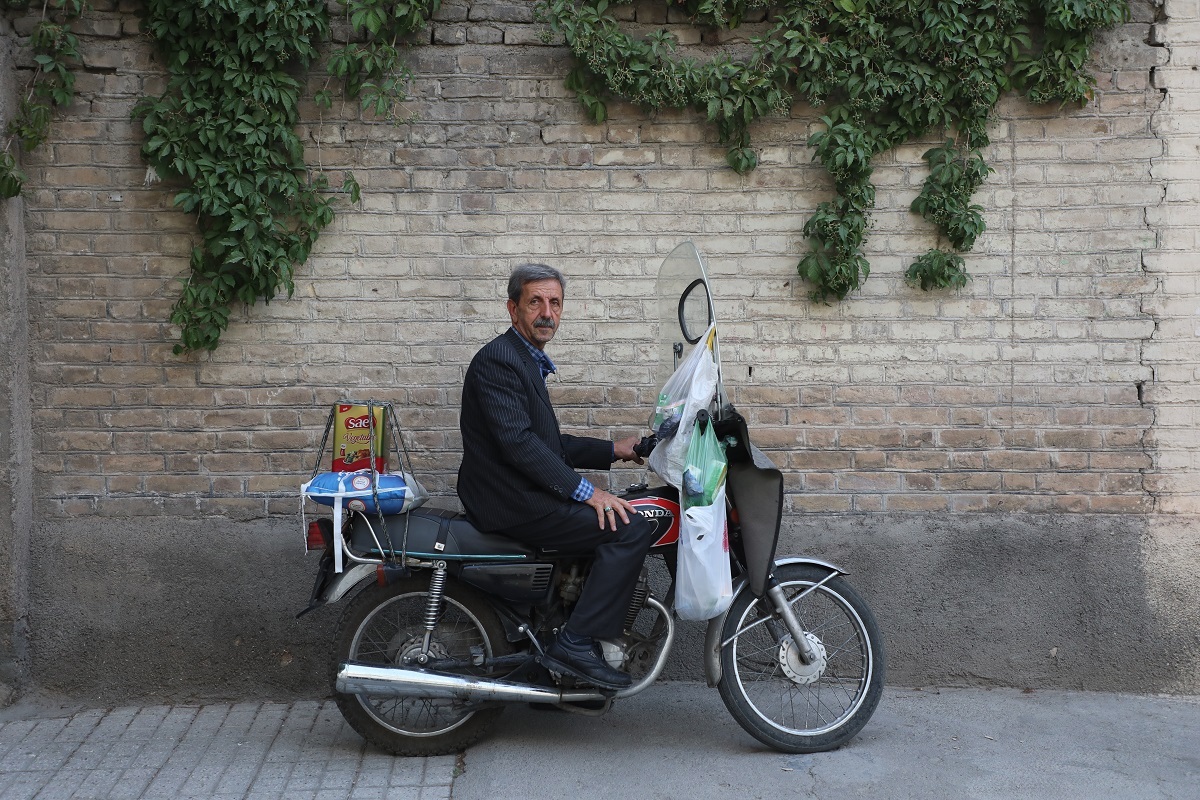 محمود قانع معتمد خیَران نوغان سال‌هاست دغدغه سفره نیازمندان را دارد