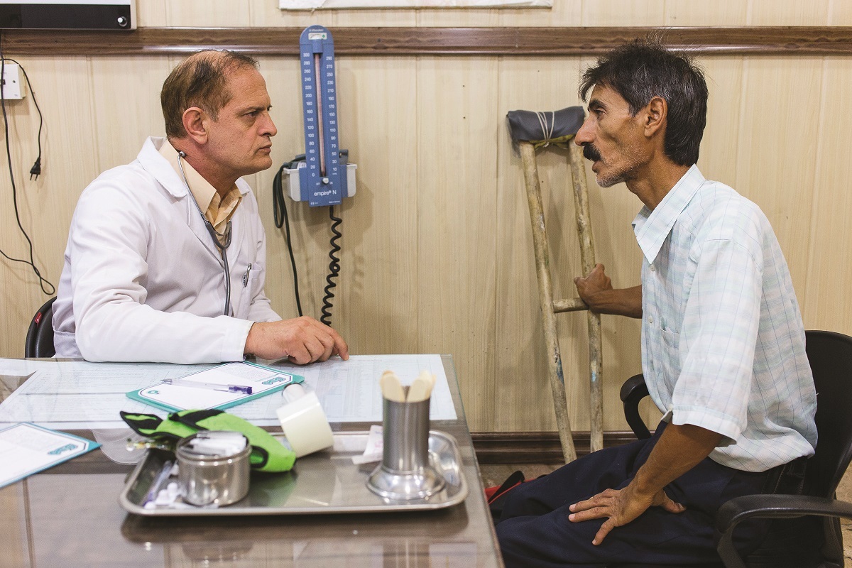 دکتر علیرضا صفاران که کار در حاشیه شهر را ترجیح میدهد دکتر علیرضا صفاران که کار در حاشیه شهر را ترجیح میدهد