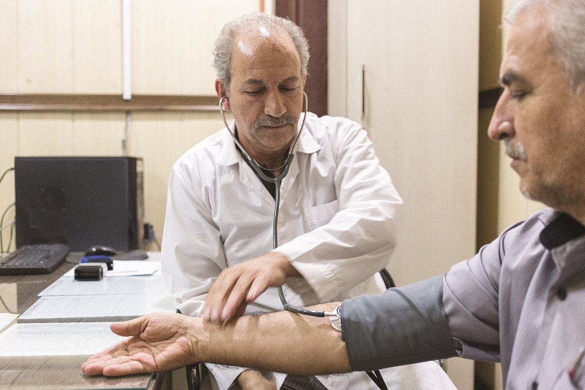 دکتر علیرضا نجاران که کار در حاشیه شهر را ترجیح میدهد پزشکانی که کار در حاشیه شهر را ترجیح میدهند