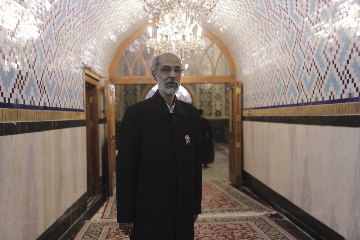 علیرضا قربانیپور ۲۶ سال است کفشداری را برای خدمت به زائران انتخاب کردهاس علیرضا قربانیپور ۲۶ سال است کفشداری را برای خدمت به زائران انتخاب کردهاس