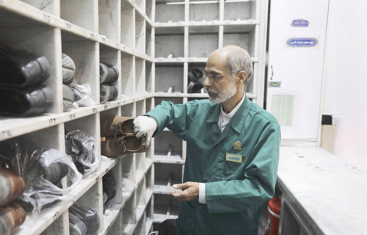 علیرضا قربانیپور ۲۶ سال است کفشداری را برای خدمت به زائران انتخاب کردهاس علیرضا قربانیپور ۲۶ سال است کفشداری را برای خدمت به زائران انتخاب کردهاس