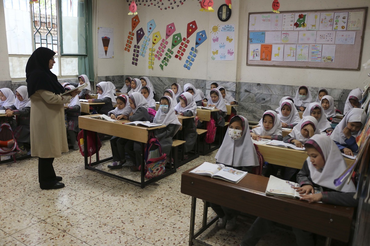 پای صحبتهای معلم نمونهای که سالهای خدمتش را در مناطق محروم گذراند پای صحبتهای معلم نمونهای که سالهای خدمتش را در مناطق محروم گذراند