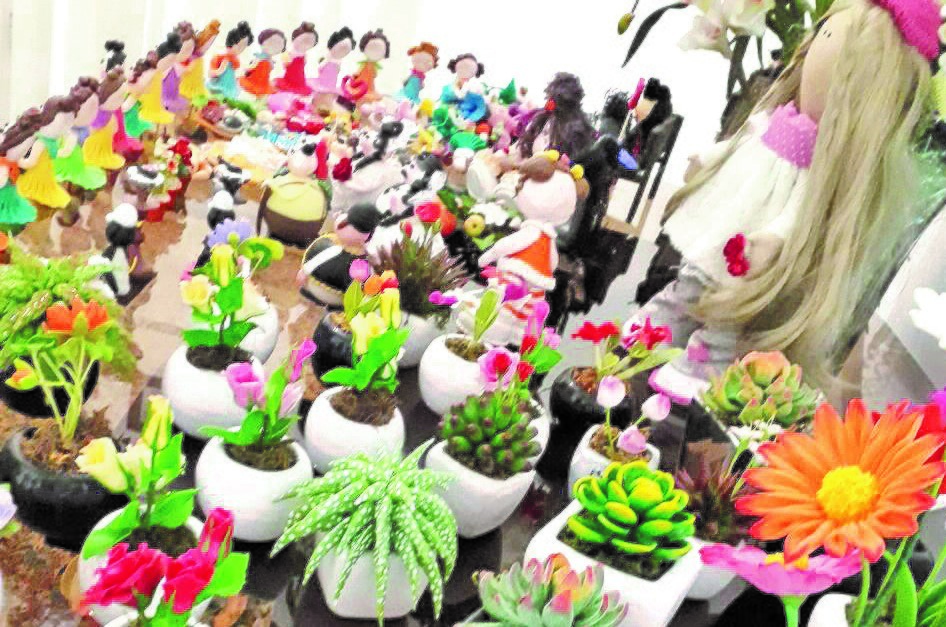 اشتغالزایی زهرا غزنوی با عروسکهای خمیری اشتغالزایی زهرا غزنوی با عروسکهای خمیری